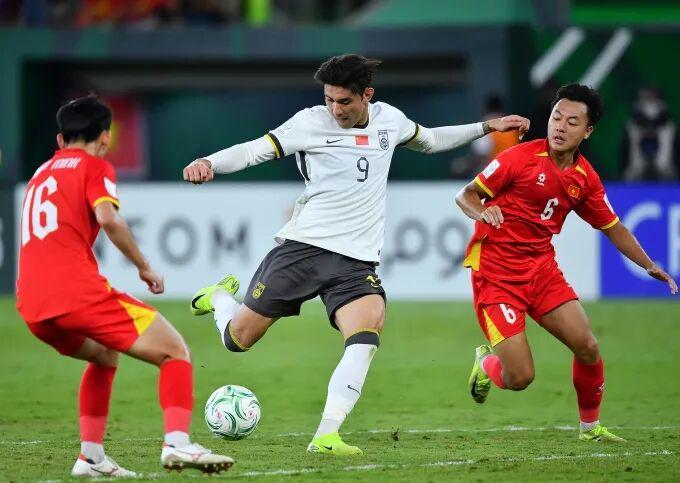 越南球迷哭了！中国队3-0战胜越南队！